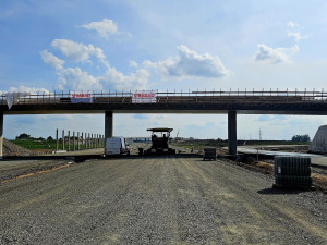 VIDEO: Stavba D1 okolo Přerova jde do finále. Dálnici začal pokrývat beton a asfalt