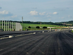 VIDEO: Stavba D1 okolo Přerova jde do finále. Dálnici začal pokrývat beton a asfalt