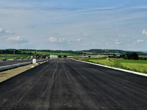 VIDEO: Stavba D1 okolo Přerova jde do finále. Dálnici začal pokrývat beton a asfalt