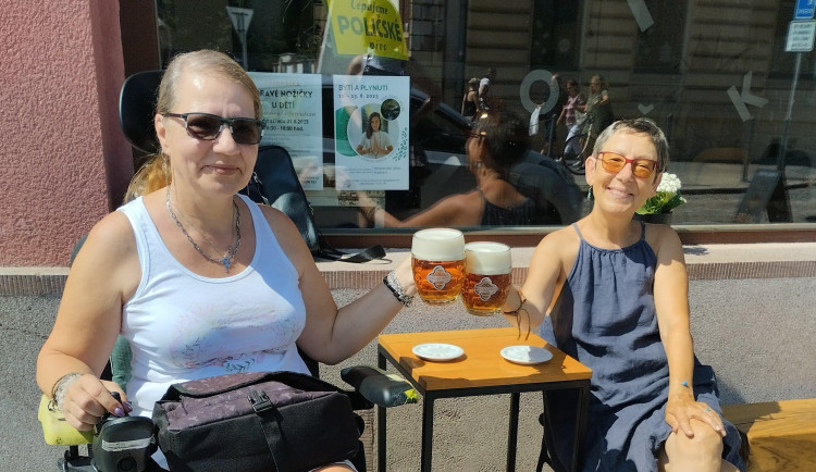 Jako starší sestra. Dobrovolnice z Maltézské pomoci věnuje svůj čas handicapované ženě