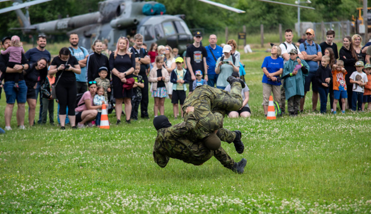 Leopard, Pandur i boj muže proti muži. Akce v kasárnách u Olomouce přilákala davy