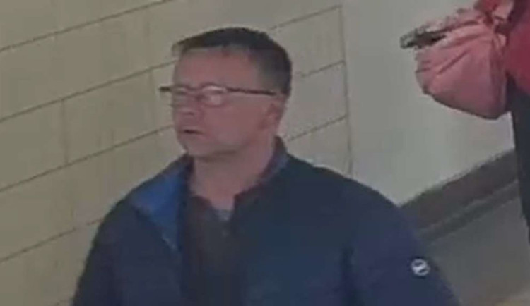 Neznámý muž se ve vlaku do Přerova dopouštěl hrubé neslušnosti. Policie hledá svědky