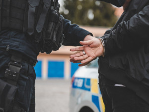 Neznámý muž se ve vlaku do Přerova dopouštěl hrubé neslušnosti. Policie hledala svědky