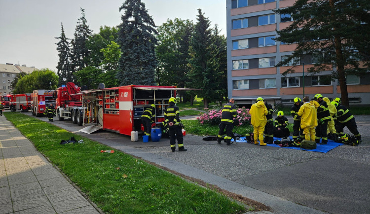 Z laboratoří optiky u vysokoškolských kolejí v Olomouci unikla kyselina, jednu zaměstnankyni ošetřili lékaři