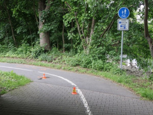 Muž se na cyklostezce u Bělkovic vyhýbal kolu, havaroval a vážně se zranil. Policie hledá svědky