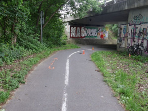 Cyklista se u Bělkovic snažil uhnout, upadl a vážně se zranil. Policie hledá svědky