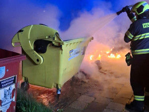 V Olomouci v noci hořela desítka kontejnerů, oheň poškodil také dva automobily