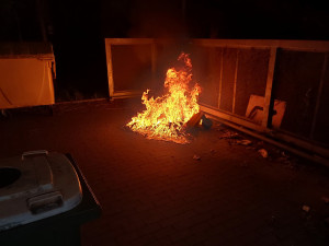 V Olomouci v noci hořelo několik kontejnerů, oheň poškodil také dva automobily