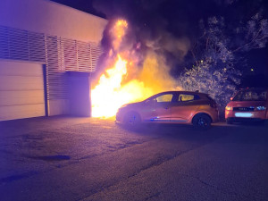 V Olomouci v noci hořelo několik kontejnerů, oheň poškodil také dva automobily