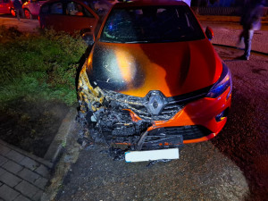 V Olomouci v noci hořelo několik kontejnerů, oheň poškodil také dva automobily