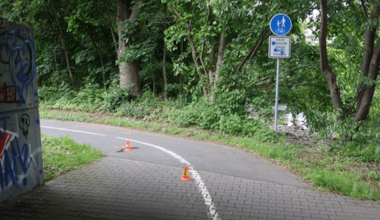 Cyklista se u Bělkovic snažil uhnout, upadl a vážně se zranil. Policie hledá svědky