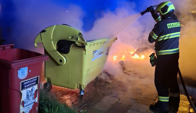 V Olomouci v noci hořelo několik kontejnerů, oheň poškodil také dva automobily