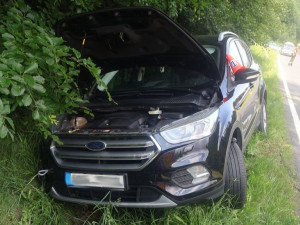 Senior byl na mol. Na Jesenicku nezvládl automobil a skončil v příkopu