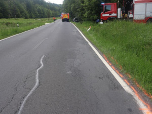 Senior byl na mol. Na Jesenicku nezvládl automobil a skončil v příkopu