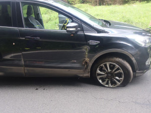 Senior byl na mol. Na Jesenicku nezvládl automobil a skončil v příkopu