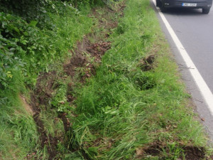 Senior byl na mol. Na Jesenicku nezvládl automobil a skončil v příkopu