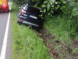 Senior byl na mol. Na Jesenicku nezvládl automobil a skončil v příkopu