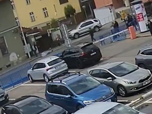 VIDEO: Muž chtěl v Šumperku zavraždit své dvojče, kvůli majetku. Srazil ho autem a mlátil golfovou holí