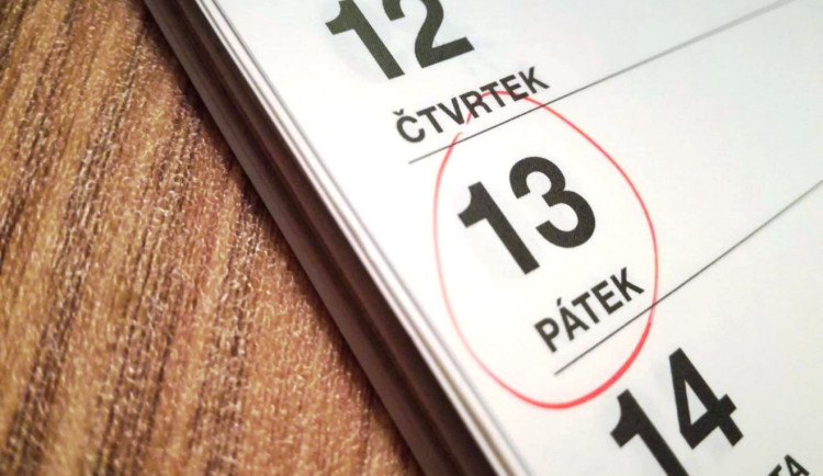 Pátek třináctého. Pověrčiví lidé raději sedí doma, čísla se bojí i hoteliéři