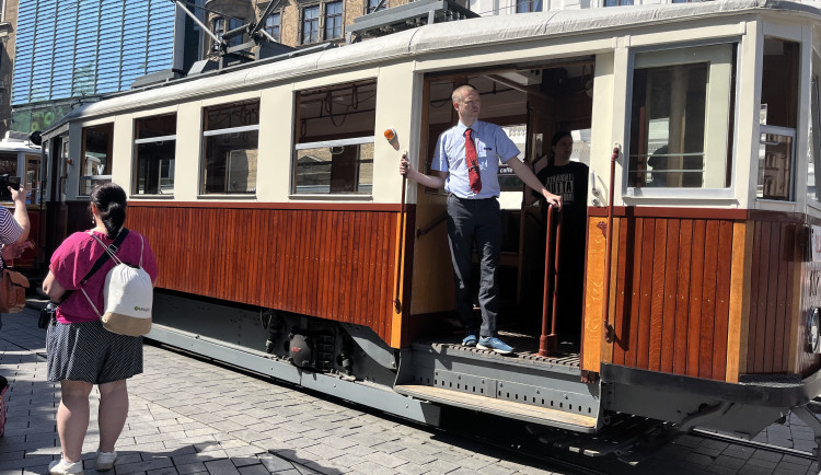 Dopravní nostalgie začíná. Brňané se mohou projet historickým autobusem i šalinou