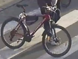 Opilý starší cyklista v Prostějově poškodil mercedes. Jela s ním i holčička, policie hledá svědky