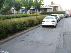 Opilý starší cyklista v Prostějově poškodil mercedes. Jela s ním i holčička, policie hledá svědky