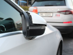 Opilý starší cyklista v Prostějově poškodil mercedes. Jela s ním i holčička, policie hledá svědky