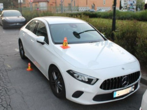 Opilý starší cyklista poškodil v Prostějově mercedes. Jela s ním i holčička, policie hledá svědky