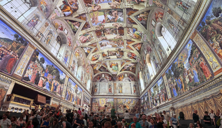 První den nově zrekonstruovaného pražského planetária přilákal tisíce lidí