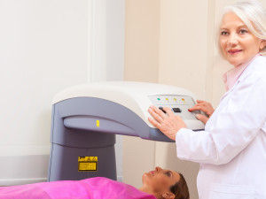 Máte osteoporózu? Olomoucká poliklinika má nový přístroj, zkrátila čekací doby na vyšetření