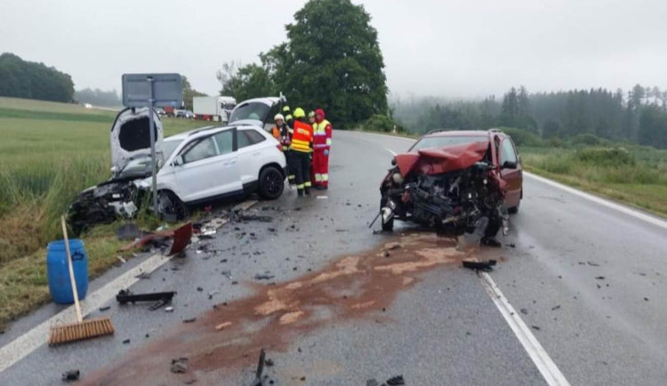 Ranní nehoda na Pelhřimovsku si vyžádala pět zraněných. Místo je částečně průjezdné