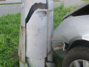 Řidič se dvěma promile boural v Hranicích a zůstal uvězněný v autě. Pomohl mu svědek