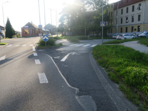 Řidič se dvěma promile boural v Hranicích a nemohl se dostat z auta. Pomohl svědek