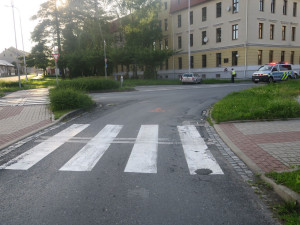 Řidič se dvěma promile boural v Hranicích a nemohl se dostat z auta. Pomohl svědek