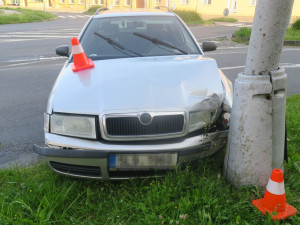 Řidič se dvěma promile boural v Hranicích a nemohl se dostat z auta. Pomohl svědek