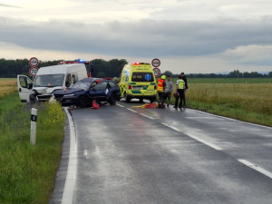 U Štěpánova havarovaly tři auta. Jednoho z řidičů museli z vozu vystříhat hasiči