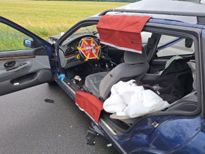 U Štěpánova havarovaly tři auta. Jednoho z řidičů museli z vozu vystříhat hasiči