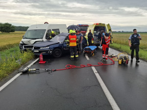 U Štěpánova havarovaly tři auta. Jednoho z řidičů museli z vozu vystříhat hasiči