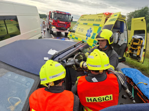 U Štěpánova havarovaly tři auta. Jednoho z řidičů museli z vozu vystříhat hasiči