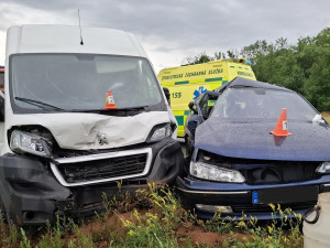 U Štěpánova havarovaly tři auta. Jednoho z řidičů museli z vozu vystříhat hasiči
