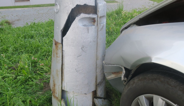 Řidič se dvěma promile boural v Hranicích a nemohl se dostat z auta. Pomohl svědek