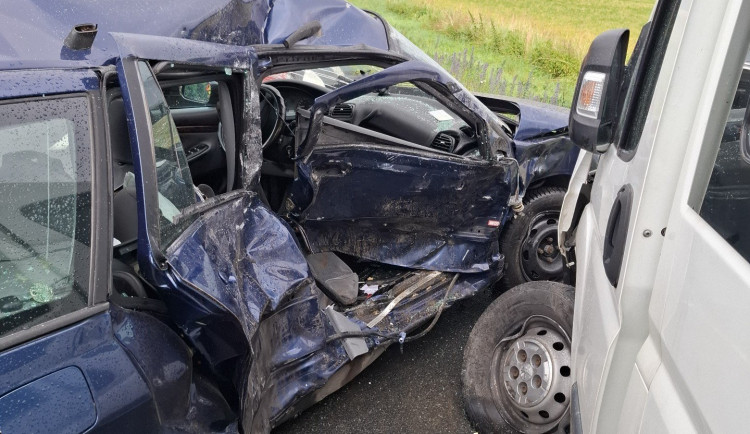 U Štěpánova havarovaly tři auta. Jednoho z řidičů museli z vozu vystříhat hasiči