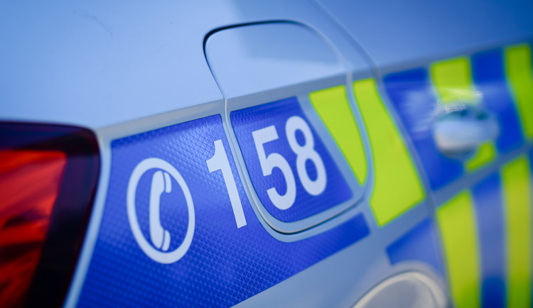 Kradli sladkosti i voňavky. Policie dopadla dva mladé zloděje na Bruntálsku