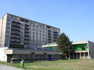 GALERIE: Místo přerovského Strojaře vyrostou na nábřeží Bečvy bytové domy. Radnice je chce nabídnout bohatším lidem