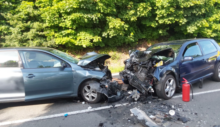 Sedm zraněných při nehodě na Šumpersku, z toho dvě děti. Čelně se srazily dva vozy