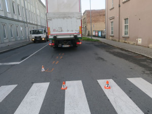 Ženu na přechodu pro chodce v Šumperku srazil kamion. Skončila ve Fakultní nemocnici