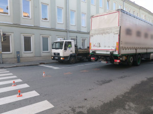 Ženu na přechodu pro chodce v Šumperku srazil kamion. Skončila ve Fakultní nemocnici