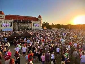 TIP NA VÍKEND: Holešovská Regata přiveze Ewu Farnou, Tři sestry a na pódiu bude i svatba