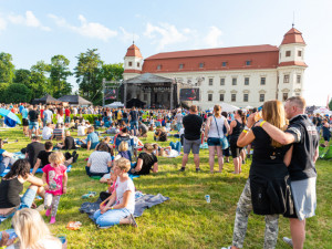 TIP NA VÍKEND: Holešovská Regata přiveze Ewu Farnou, Tři sestry a na pódiu bude i svatba