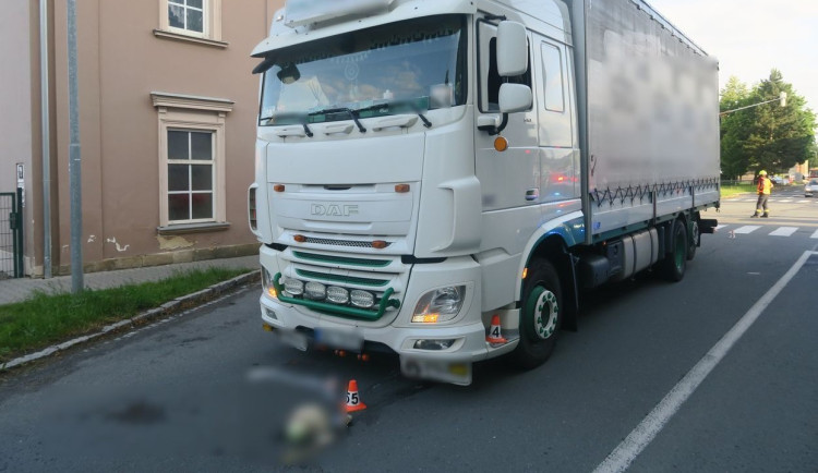 Ženu na přechodu pro chodce v Šumperku srazil kamion. Skončila ve Fakultní nemocnici